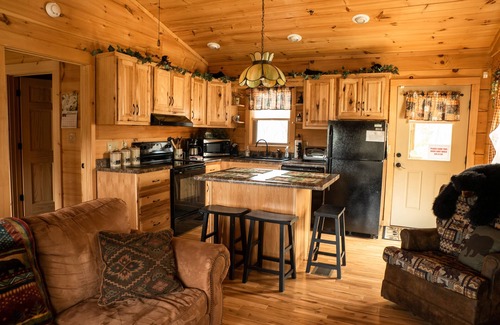 Sevierville Cabin | Honeymoon/couples Retreat - Private Custom Built Log Cabin - Wi-fi
