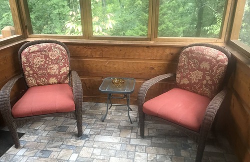 Sevierville Cabin | Honeymoon/couples Retreat - Private Custom Built Log Cabin - Wi-fi