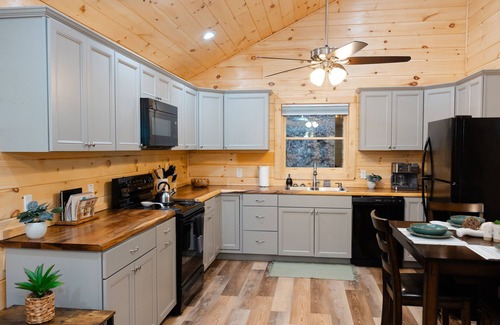 Sevierville Cabin | Honeymoon escape! Hot Tub and King bed