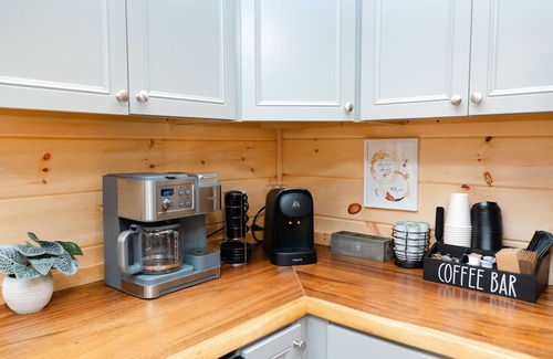 Sevierville Cabin | Honeymoon escape! Hot Tub and King bed