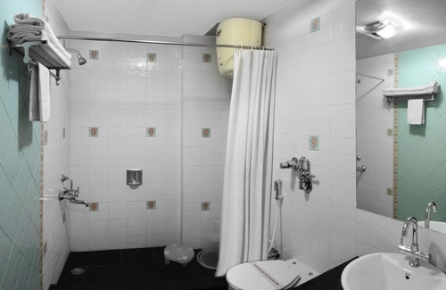 The Mall Road Hotel | Honeymoon Inn