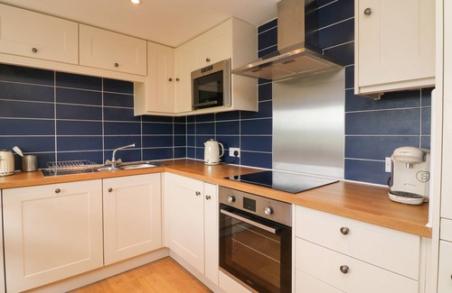 Barnstaple Cottage | HONEYSUCKLE COTTAGE, family friendly, with a garden in Barnstaple