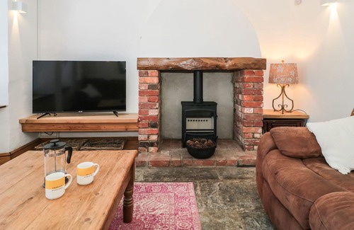 Crewkerne Cottage | HONEYSUCKLE COTTAGE, pet friendly, with open fire in Crewkerne