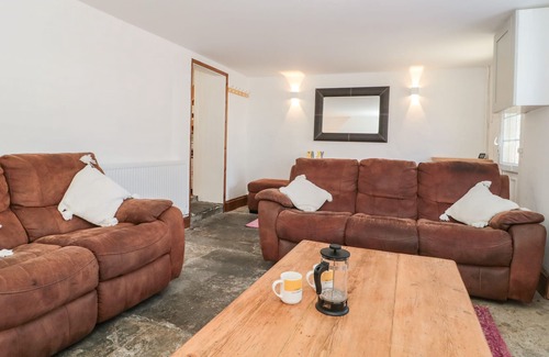 Crewkerne Cottage | HONEYSUCKLE COTTAGE, pet friendly, with open fire in Crewkerne
