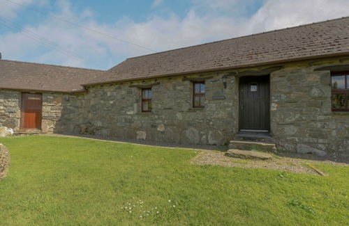 Pontfaen Cottage | HONEYSUCKLE, family friendly, with a garden in Newport, Pembrokeshire