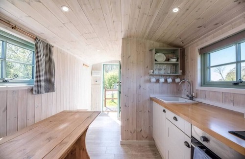 Bedfield Cabin | Honeysuckle Farm Hut 8 - Suffolk Farm Holidays