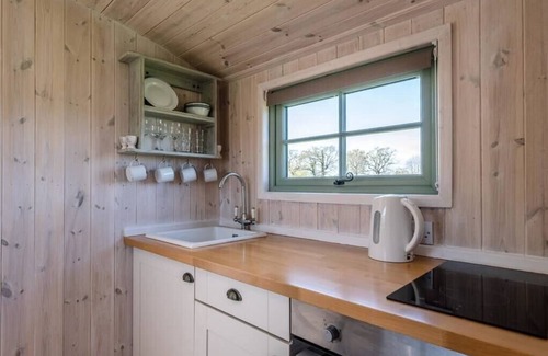 Bedfield Cabin | Honeysuckle Farm Hut 8 - Suffolk Farm Holidays
