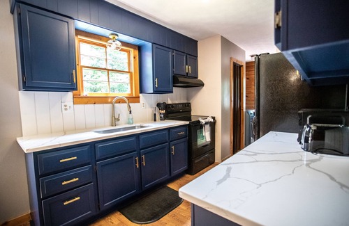 New Market House | Honeysuckle Hideaway Cabin with hot tub and king bed! Family friendly.