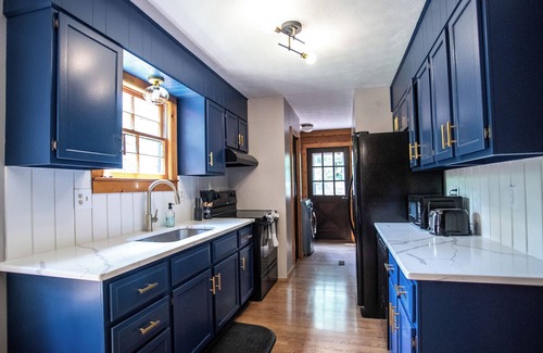 New Market House | Honeysuckle Hideaway Cabin with hot tub and king bed! Family friendly.
