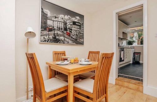 Henley-on-Thames House | Honeysuckle Terrace - From 125 Per Night
