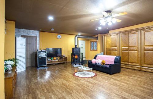 Hongcheon House | hongcheon river view sonamu pension