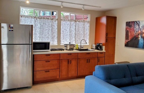 Downtown Honolulu House | Honolulu Romantic new Cottage for 2- (1 of 3)