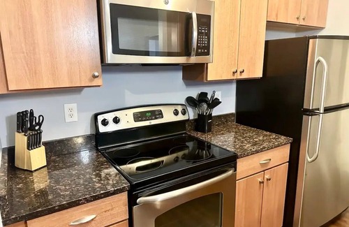 Lockerbie Square Apartment | Hoops & High Ceilings! Steps to Downtown Delights