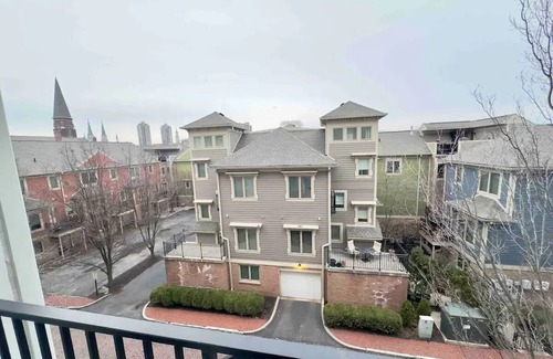 Lockerbie Square Apartment | Hoops & High Ceilings! Steps to Downtown Delights