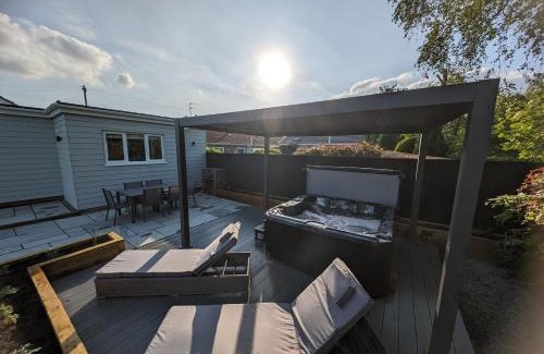 Heacham House | Hoot Hollow - Hot Tub Hideaway