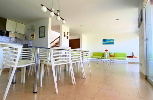 Pisco House | HOP LAS Velas Hermosa Casa Playa