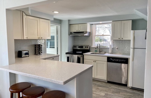 Wakefield-Peacedale House | Hope Hideaway Walk to Main St/Bike Path