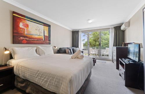 Jindabyne House | Horizons 115 - Lake Front Studio l Pool l Tennis Court l Bar