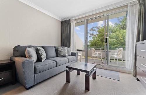 Jindabyne House | Horizons 115 - Lake Front Studio l Pool l Tennis Court l Bar