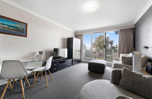 Jindabyne House | Horizons 414 - Deluxe Lake Front Studio l Pool l Tennis l WiFi