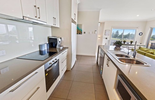 Port Macdonnell Apartment | HORIZONS part of BLUE FIN HOLIDAY HOMES - Ocean Views, Free Wi-Fi & Pet Friendly