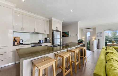 Port Macdonnell Apartment | HORIZONS part of BLUE FIN HOLIDAY HOMES - Ocean Views, Free Wi-Fi & Pet Friendly