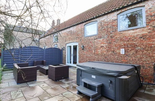Ryther Cottage | HORNINGTON LODGE, romantic, with hot tub in Tadcaster