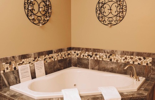 Dundee Cabin | Horse Haven Suite: Luxury Suite in Amish Country, Ohio.