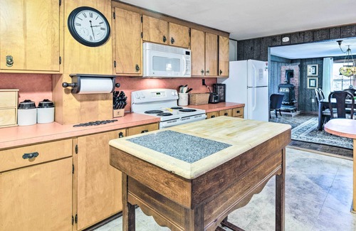 Horse Shoe House | Horse Shoe Getaway - Porch, Grill & Fire Pit!