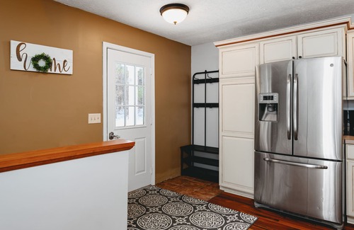 Williamsburg Cottage | Horse Show Stay, 5 minutes from Flintfields park, dog friendly with fenced yard