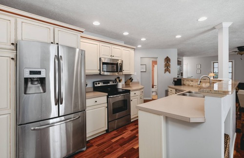 Williamsburg Cottage | Horse Show Stay, 5 minutes from Flintfields park, dog friendly with fenced yard