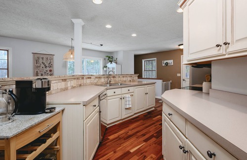 Williamsburg Cottage | Horse Show Stay, 5 minutes from Flintfields park, dog friendly with fenced yard
