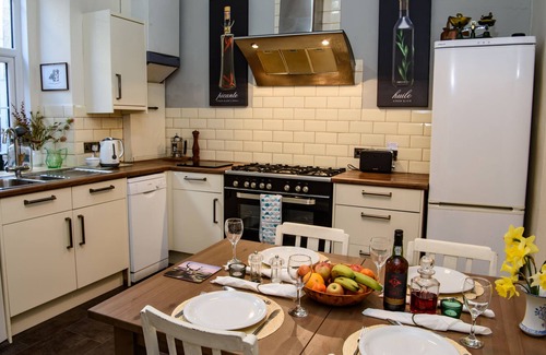 Kelso Cottage | HORSEMARKET APARTMENT, pet friendly, with open fire in Kelso