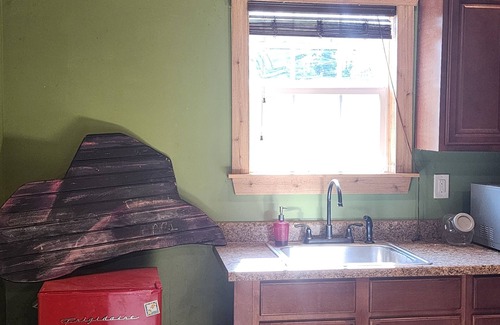 Griffin Bed & Breakfast | HORSES FISHING, SALT WATER POOL, COZY BEAUTIFUL NEW CABIN with OLD BARN FEEL