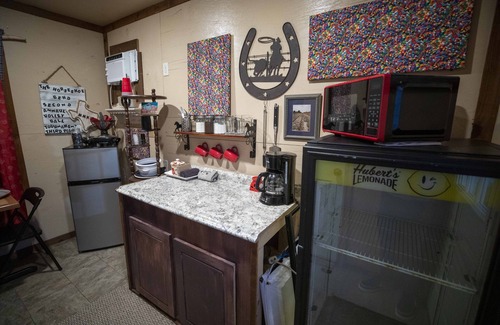 Marietta House | Horseshoe Cabin 3 - Swim in the Blue Lagoon - Dog Friendly!