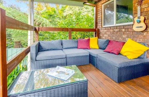 Hazelbrook Cabin | Horseshoe Falls Cottage - Charming 3 Bedroom Cottage with Large Garden
