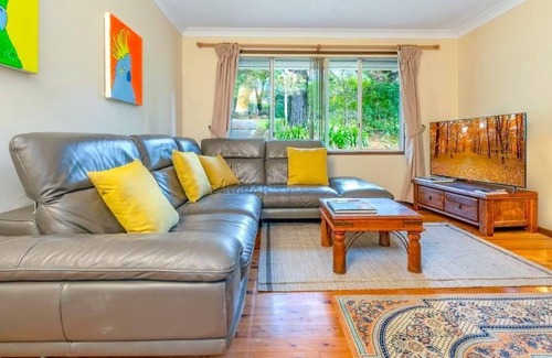 Hazelbrook Cabin | Horseshoe Falls Cottage - Charming 3 Bedroom Cottage with Large Garden