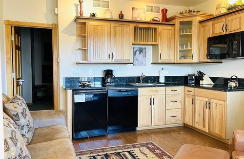 Estes Park Condo | Horsetooth Peak 26C - 1 Br Condo - Jetted Bathtub - Lake/Mountain Views!