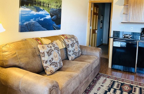 Estes Park Condo | Horsetooth Peak 26C - 1 Br Condo - Jetted Bathtub - Lake/Mountain Views!