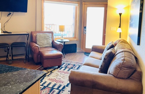 Estes Park Condo | Horsetooth Peak 26C - 1 Br Condo - Jetted Bathtub - Lake/Mountain Views!