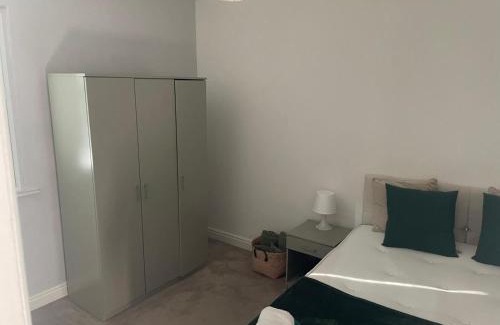 Horsforth Apartment | Horsforth apartment Leeds Bradford airport