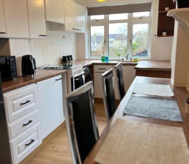 Southampton House | Hospital Convenience - 3 bed house, driveway parking, high speed wifi