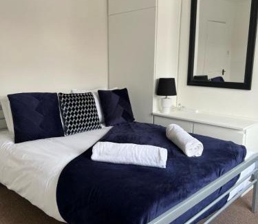 Southampton House | Hospital Convenience - 3 bed house, driveway parking, high speed wifi