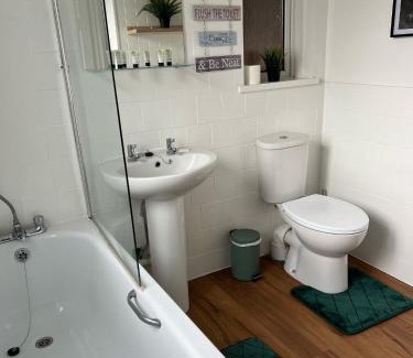 Southampton House | Hospital Convenience - 3 bed house, driveway parking, high speed wifi
