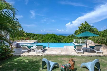 Montego Bay Villa | HOSPITALITYEXPERT Charming 4 BR Villa Sleeps 10 - Pool Hot Tub Beach & Private Chef