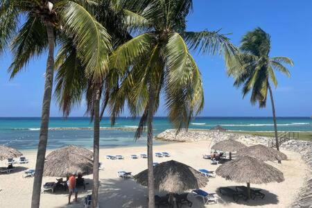 Montego Bay Villa | HOSPITALITYEXPERT Charming 4 BR Villa Sleeps 10 - Pool Hot Tub Beach & Private Chef