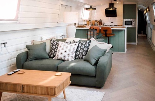 Liverpool Boat Rental | Host Apartments | The Canal Boat Retreat
