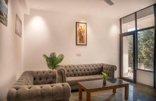 Dharampur Apartment | Host jatin Corner Cottage kasauli 7o1827o7o3