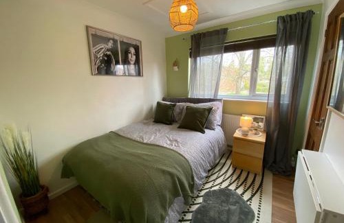 Milton Keynes Apartment | Host & Stay - Cotman Close