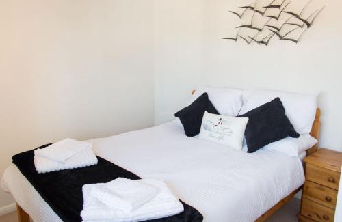 Irstead House | Host & Stay - Quayside Cottage